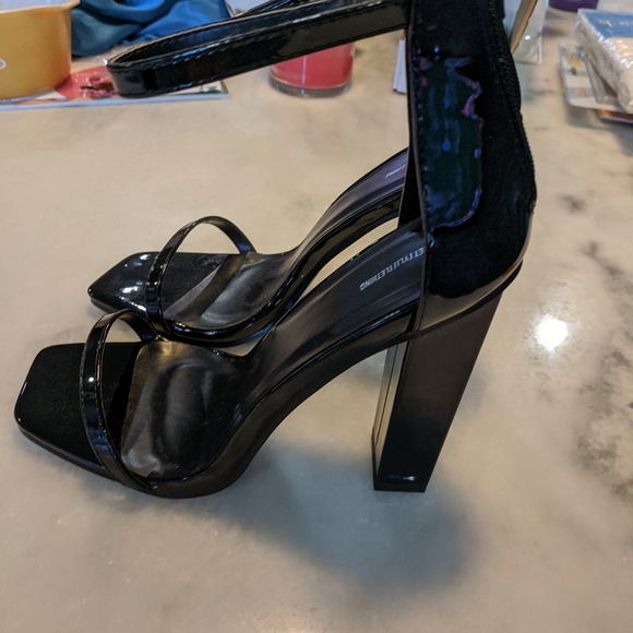 New PRETTY LITTLE THING Patent Heels, Sz 6 - Picture 4 of 9